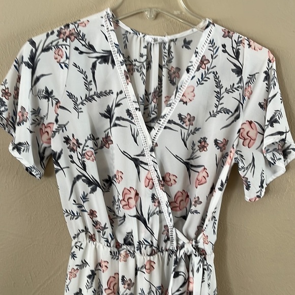 Sienna Sky mock wrap dress white w/flowers flutter sleeves lined bottom size S - Picture 2 of 15